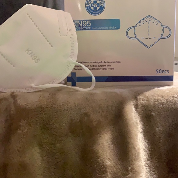 NWT KN95 adult  protective face mask 50 mask each box . 200 count - Picture 1 of 9